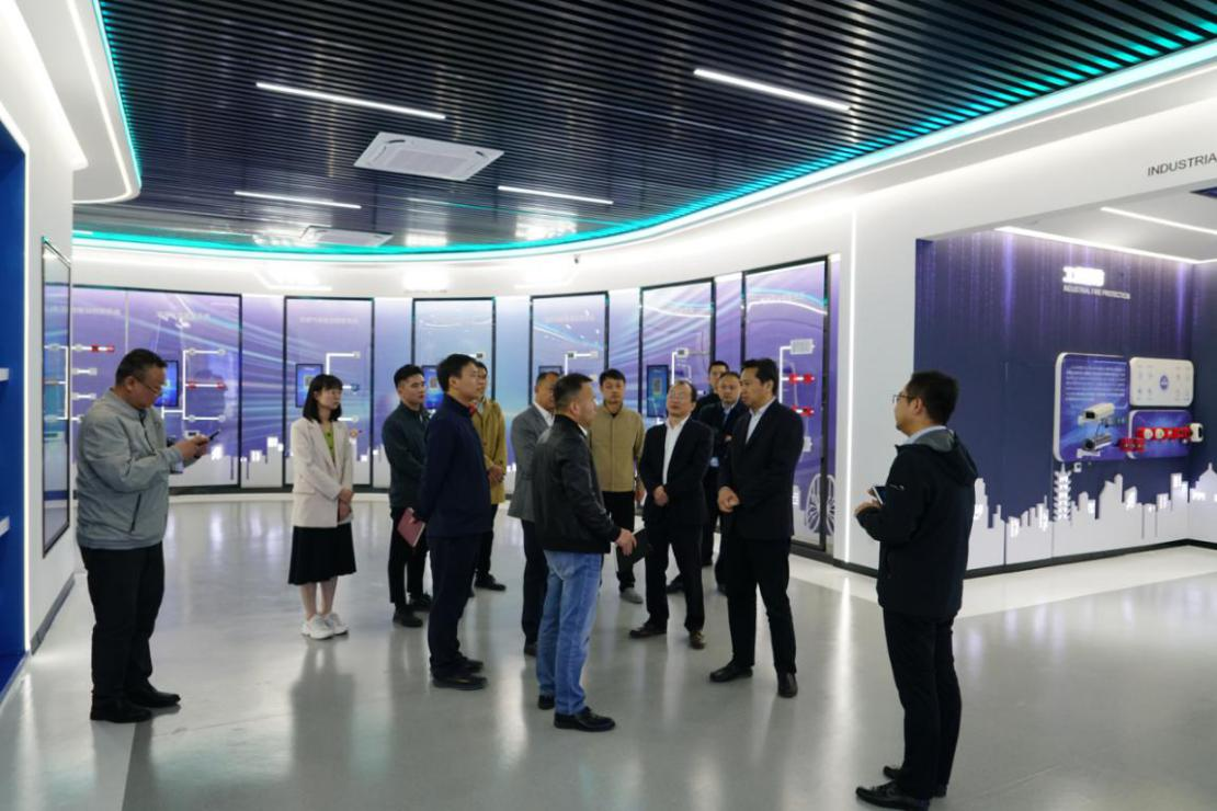 安徽省數(shù)據(jù)資源管理局黨組成員、副局長(zhǎng) 王愛學(xué)一行調(diào)研依愛消防
